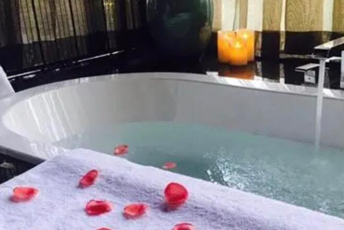 杭州上城区水疗池中的失重冥想：当身体学会漂浮